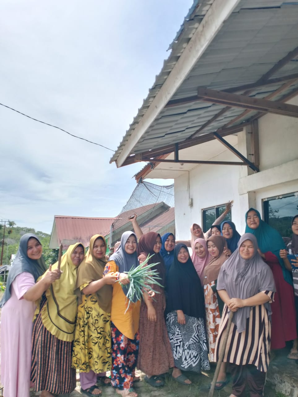 Ibu-ibu kader beserta Ustdzah Desa Sosial.